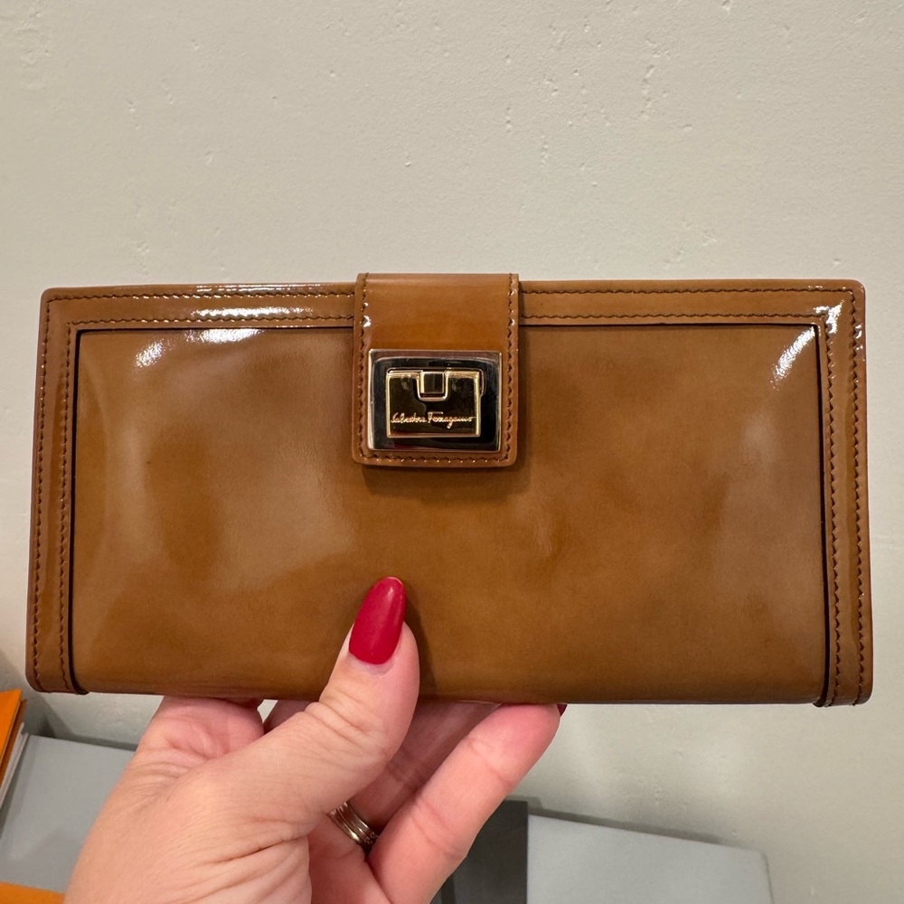 Salvatore Ferragamo Tan patent leather wallet - Picture 3 of 7